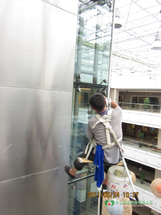 华邦伊赛特家居汇外墙玻璃、电梯的保洁